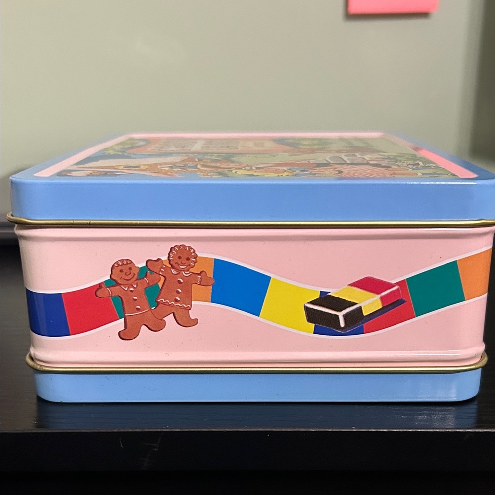 Hasbro Candy Land Game Tin Box - Blue and Red - Picture 4 of 7